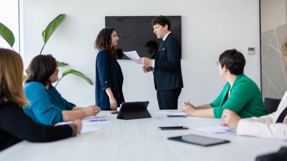 ¿Es mejor tener un abogado en plantilla o contratar abogados para empresas?